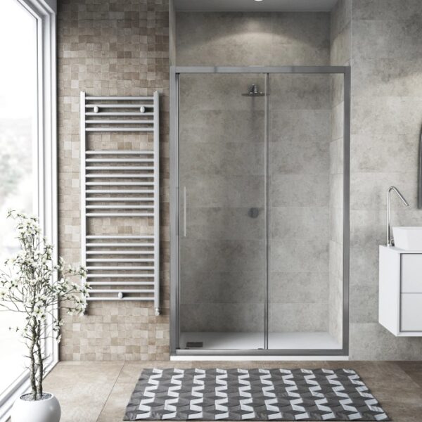 t.b.t. Porta doccia scorrevole in bagno con scaldasalviette.