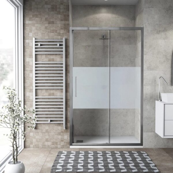 Box doccia t.b.t. con porta scorrevole, parzialmente satinata per la privacy.
