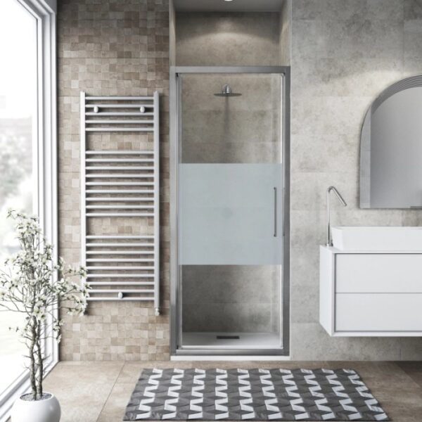 t.b.t. Porta doccia con vetro parzialmente satinato in bagno moderno.