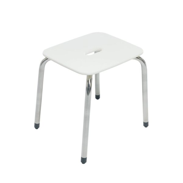 Sgabello da bagno bianco con gambe cromate per maggiore sicurezza in bagno.