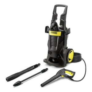 Idropulitrice nera con accessori per la pulizia esterna.