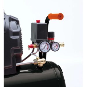 Dettaglio di un compressore nero t.b.t. con manometri e regolatore di pressione.