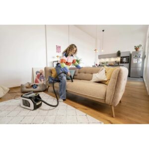 Donna pulisce divano con pulitore a vapore t.b.t. Idropulitrici.