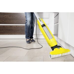 Aspiratutto t.b.t. giallo in azione su pavimento piastrellato.
