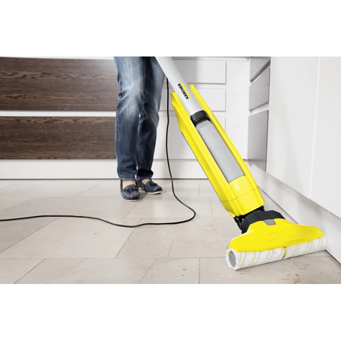 Aspiratutto t.b.t. giallo in azione su pavimento piastrellato.