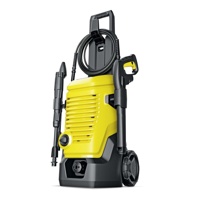 Idropulitrice gialla con accessori e ruote.